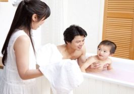 Fakta Tentang Mandi Malam Picu Pneumonia atau Radang Paru-paru pada Anak