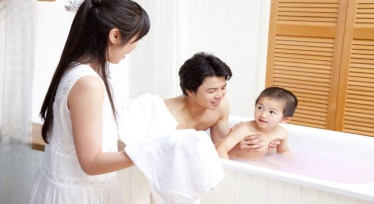 Fakta Tentang Mandi Malam Picu Pneumonia atau Radang Paru-paru pada Anak