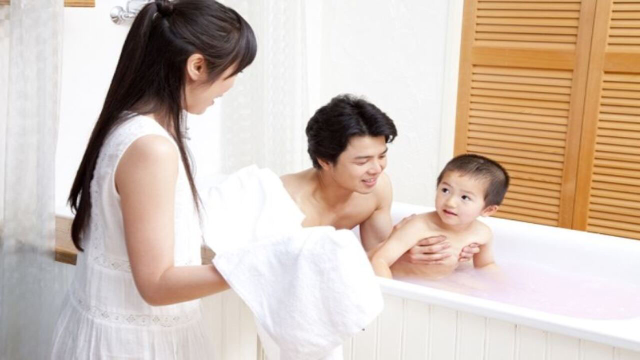 Fakta Tentang Mandi Malam Picu Pneumonia atau Radang Paru-paru pada Anak